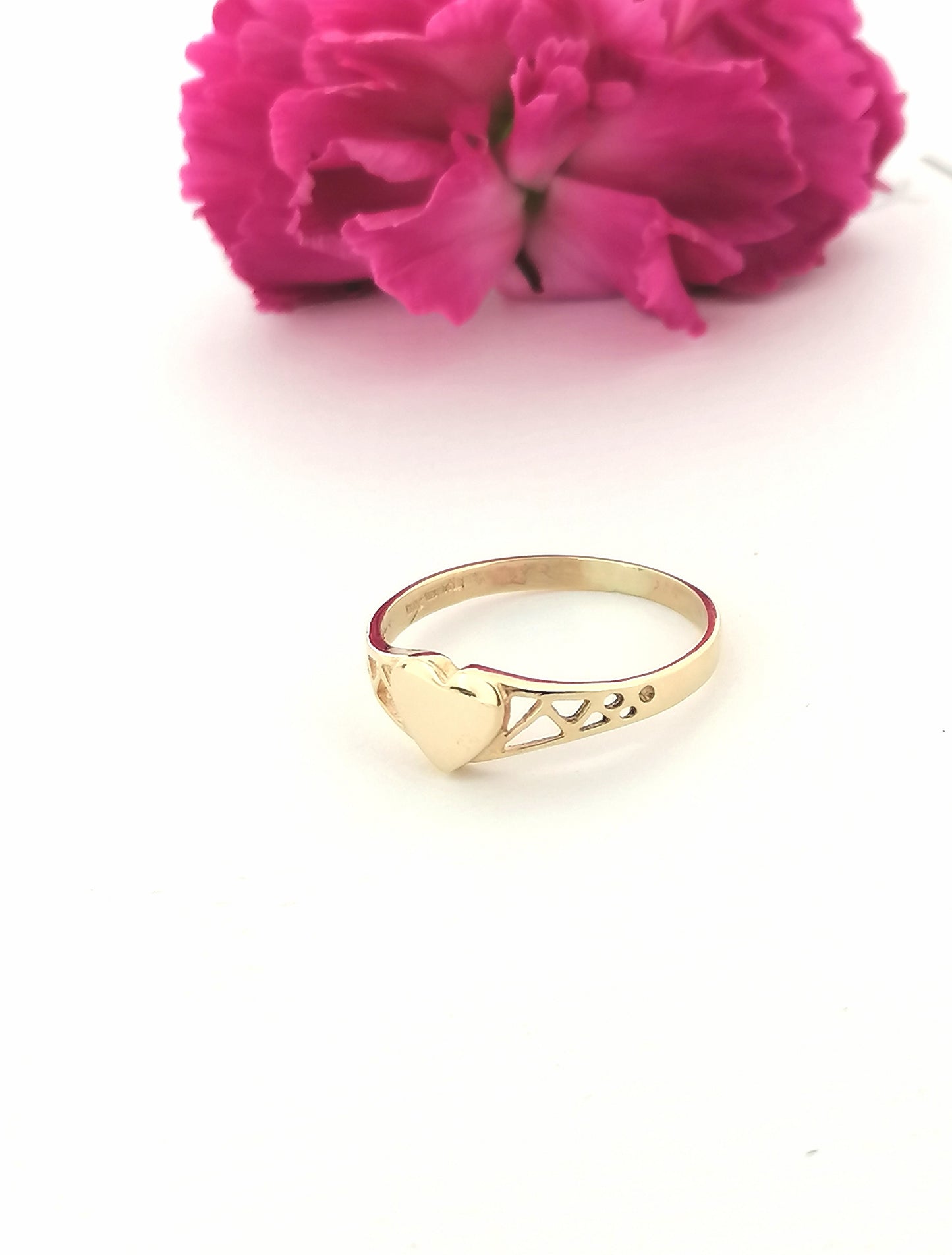 9ct Yellow Gold Heart Signet Ring