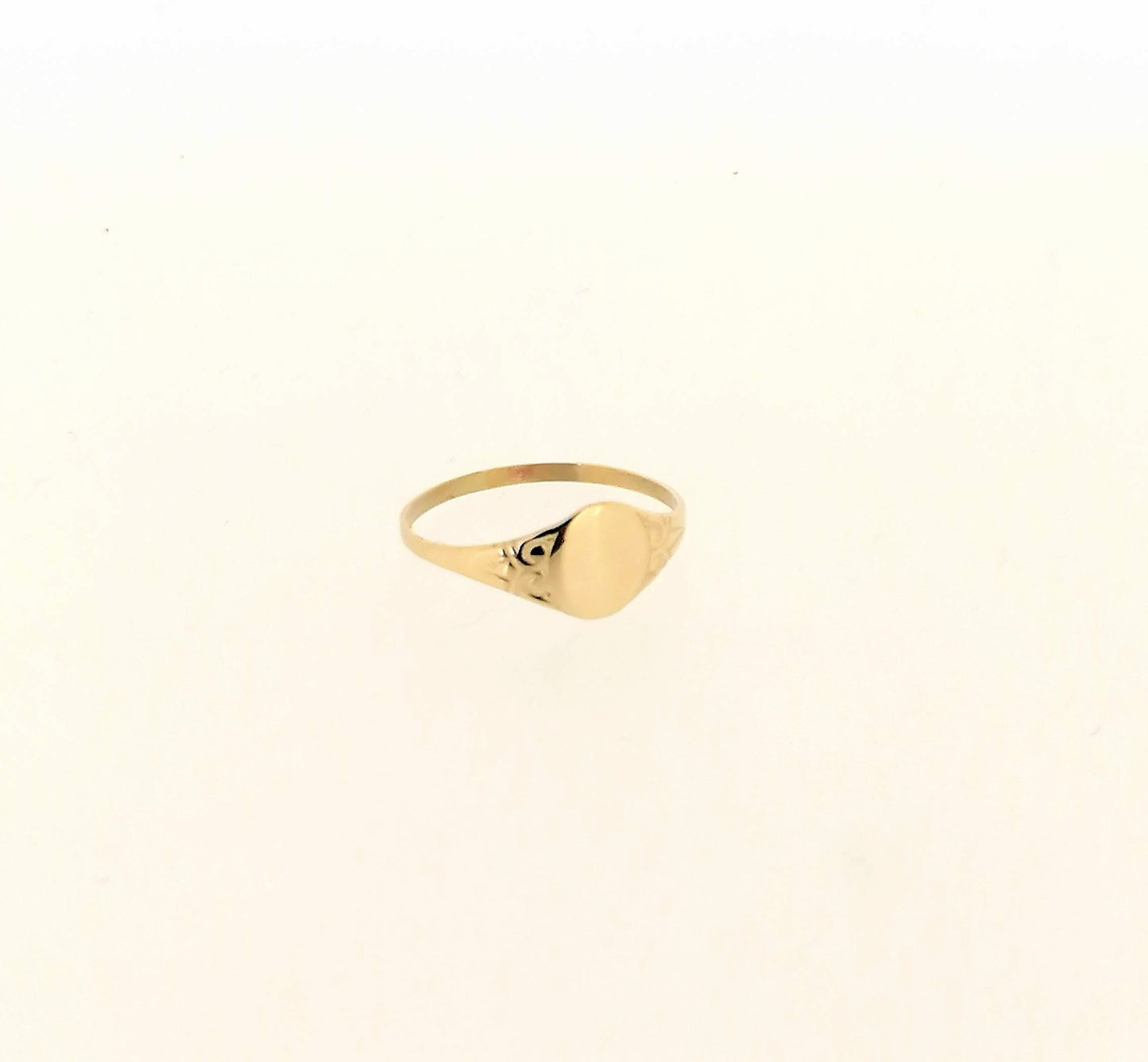 9ct Yellow Gold Oval Engraved Signet Ring