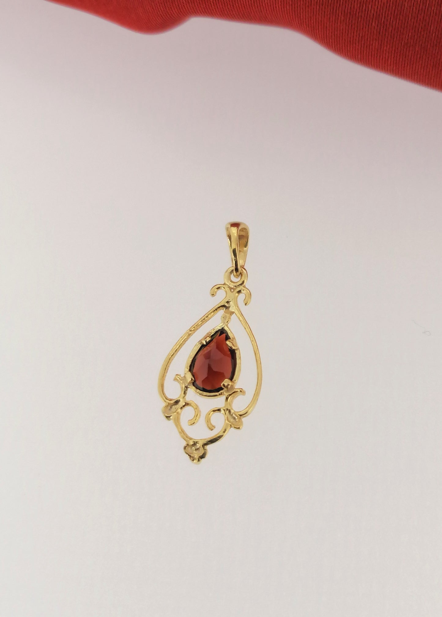 Vintage Victorian Style Garnet Pendant 14ct Yellow Gold Plated