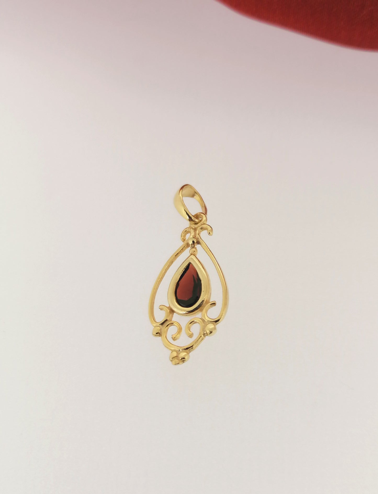 Vintage Victorian Style Garnet Pendant 14ct Yellow Gold Plated