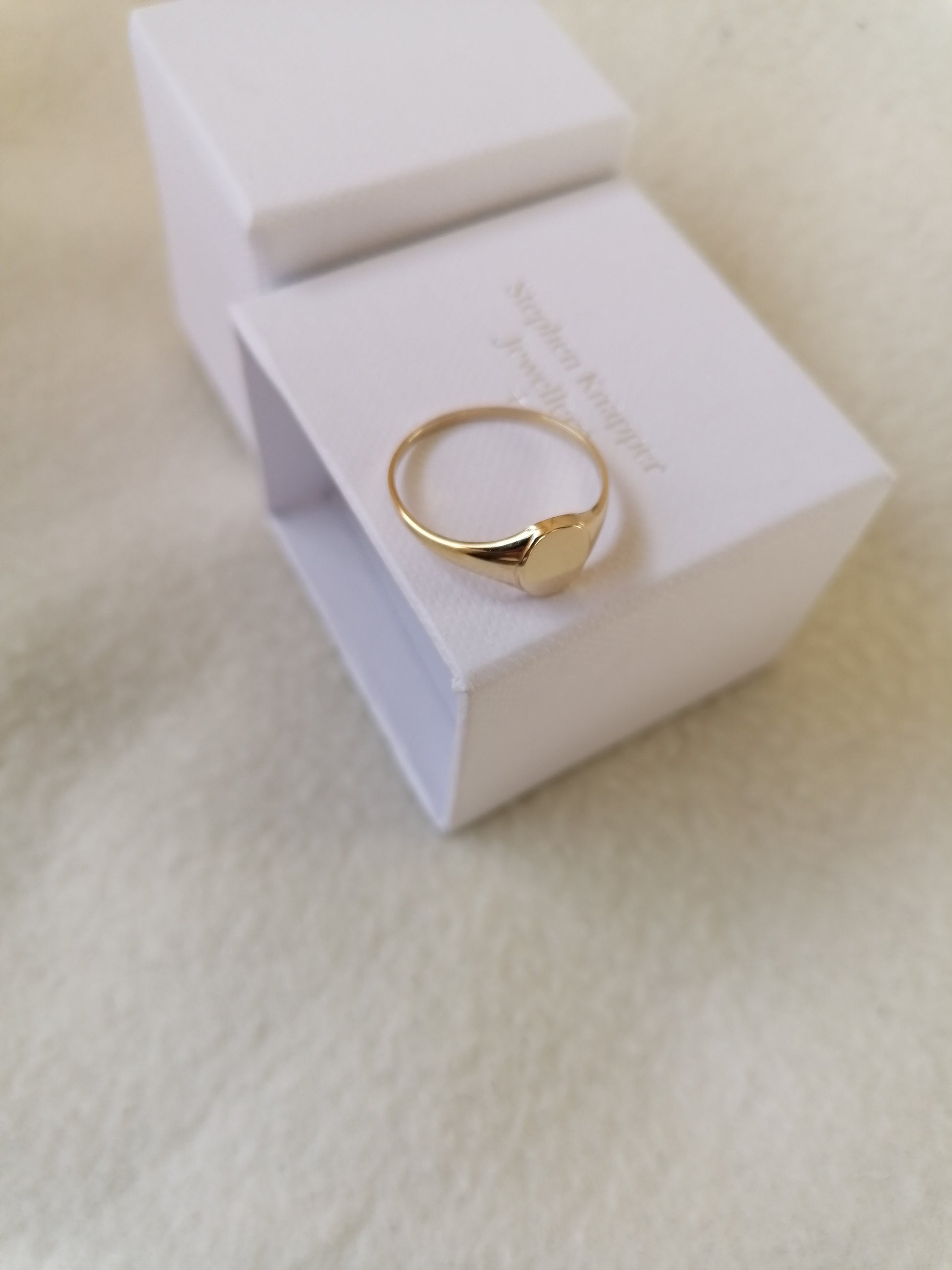 9ct Yellow Gold Oval Signet Ring Mens Ladies Unisex Hallmarked
