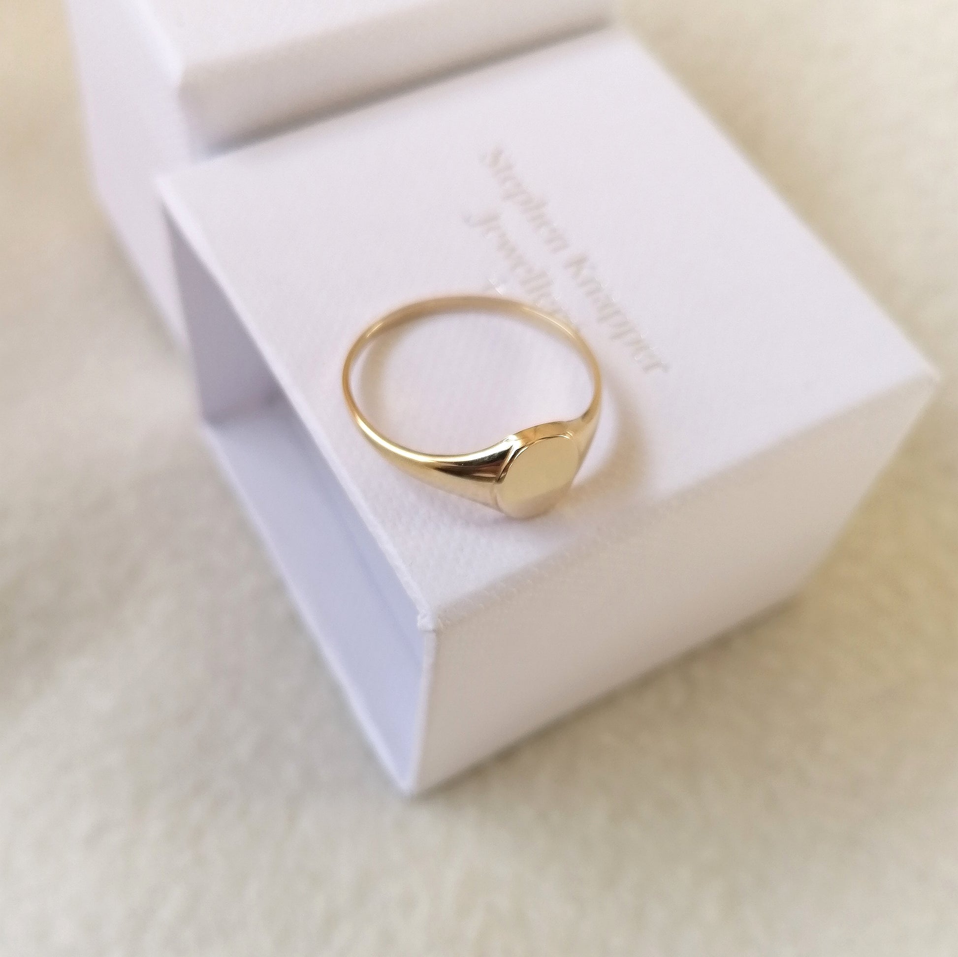 9ct Yellow Gold Plain Oval Signet Ring Mens Ladies Unisex Hallmarked