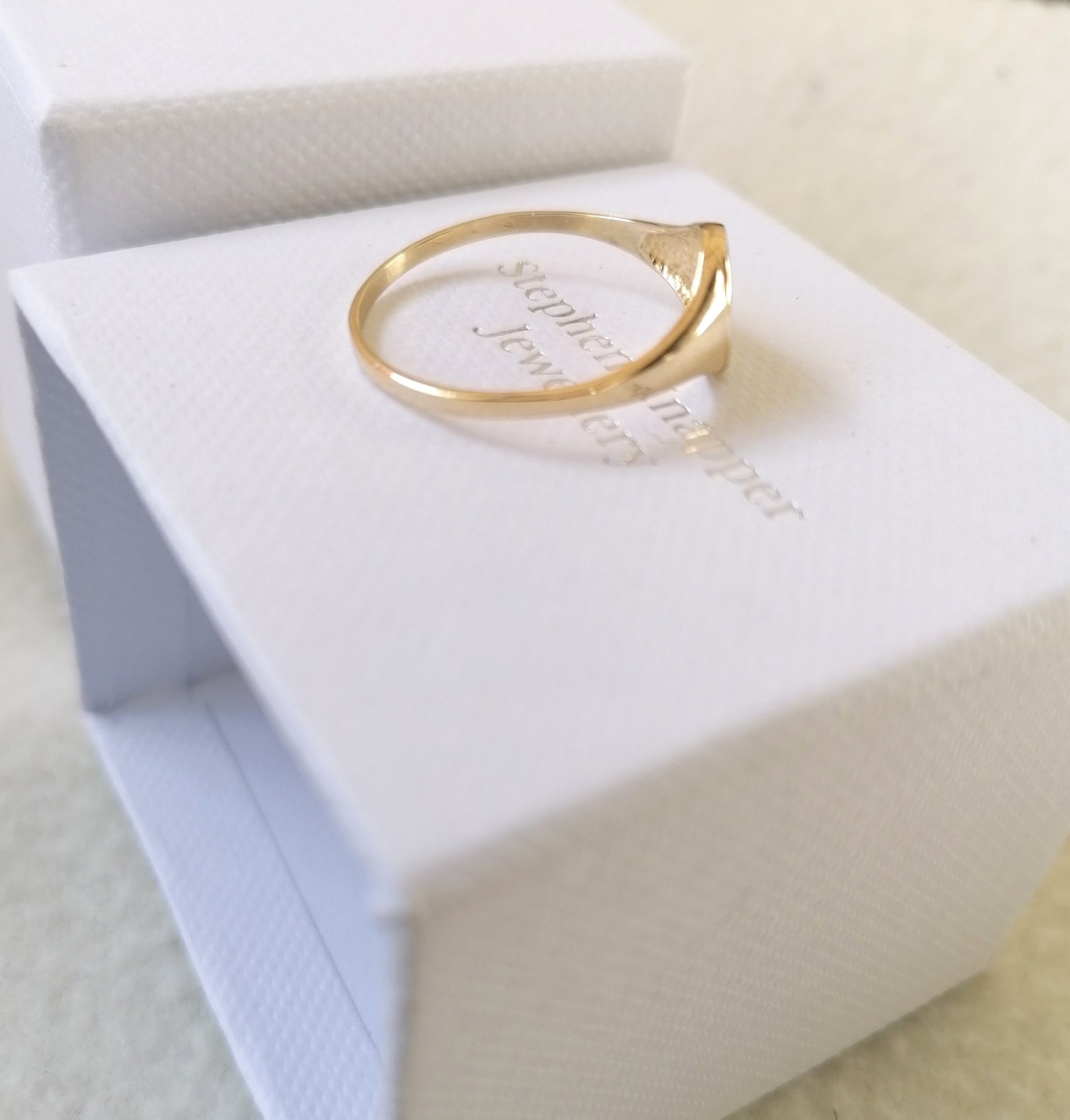 9ct Yellow Gold Plain Oval Signet Ring Womens Mens Unisex Hallmarked