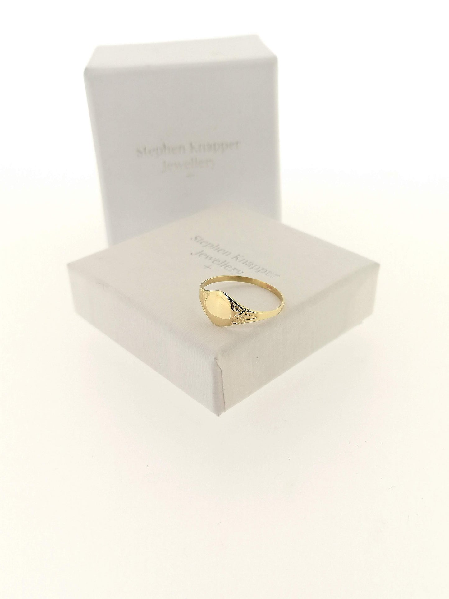9ct yellow gold ladies minimalist oval signet ring with featured engraved pattern