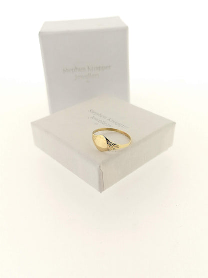 9ct yellow gold ladies minimalist oval signet ring with featured engraved pattern