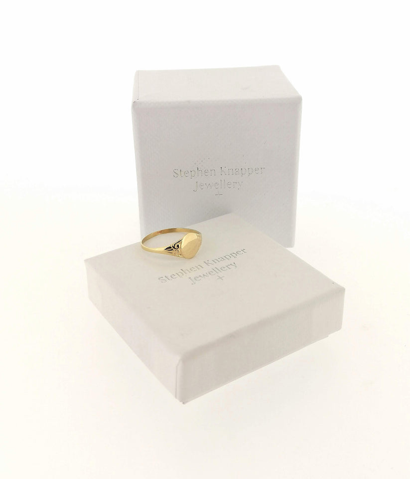 9ct Yellow Gold Oval Engraved Signet Ring – Stephen Knapper